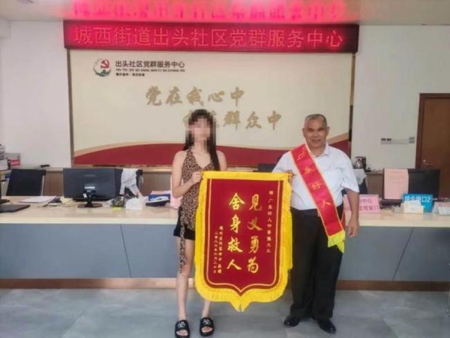 女子落水被卡石缝众人合力救援 老党员带头救人获赞