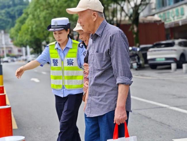 女生考582分发短信感谢辅警阿姨 三年前的温暖照亮前行路