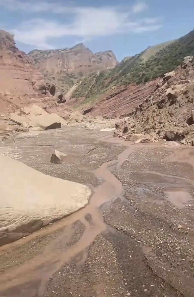 一家三口自驾游突遇山洪 母子失联 搜救仍在继续