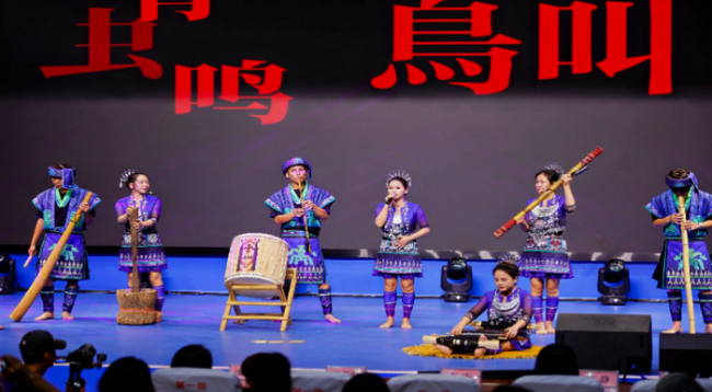海南美女啦啦队为东北超助威