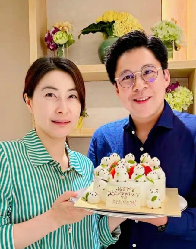 郭晶晶手捧蛋糕为霍启刚庆47岁生日