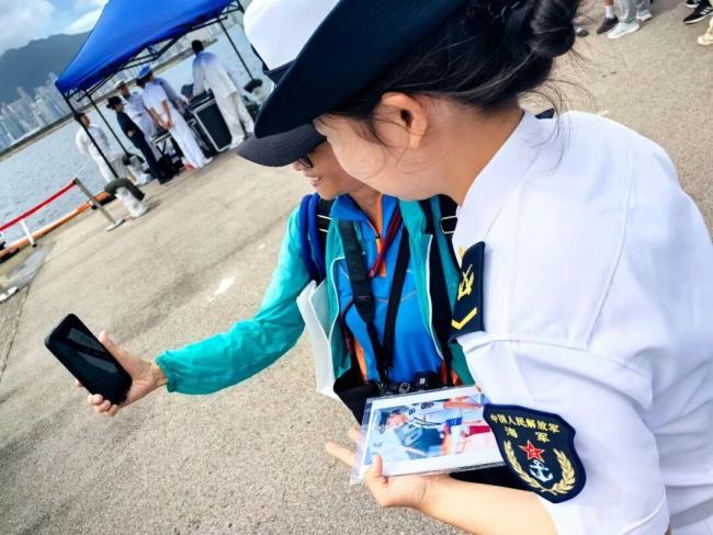 香港阿姨抢票只为将照片送给海军女兵 兑现承诺的温暖之旅