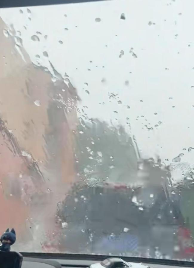 北京延庆突降冰雹