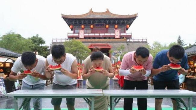 景区免费吃瓜游客已吃3000多斤 助消化滞销西瓜？