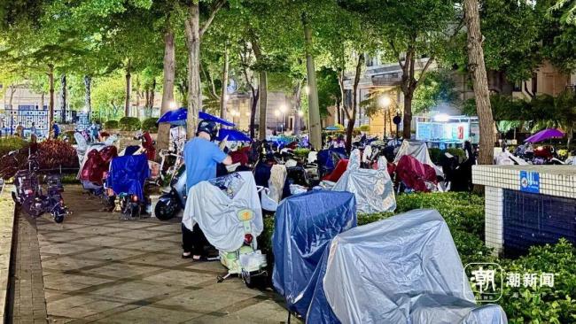 小区2600辆电动车迁往地面 业主心烦 配套措施滞后引发困扰