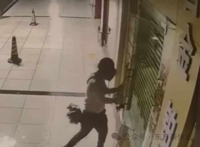 广西灵山金店遭“头套男”撬门盗窃