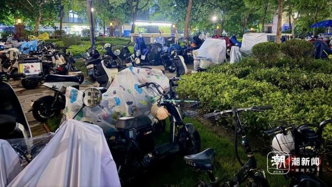 小区2600辆电动车迁往地面 业主心烦 配套措施滞后引发困扰