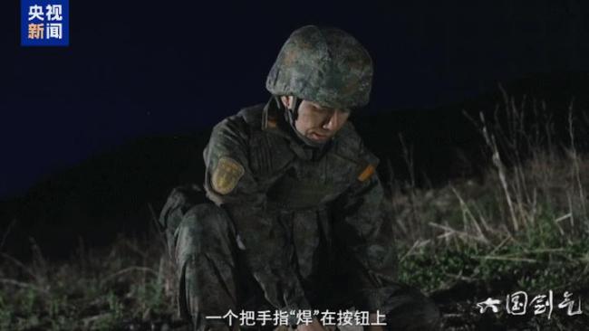 实拍火箭军极限条件训练 练就战时从容应对