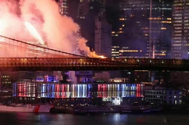 美国一客机降落时被独立日烟花击中 欢迎来到战区