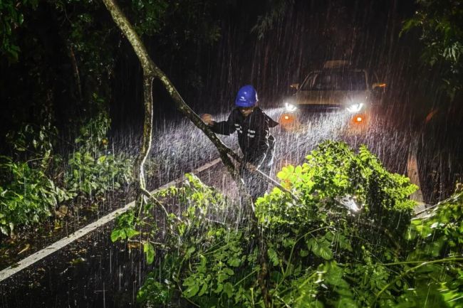广西大暴雨 南方电网全力抢修保供电