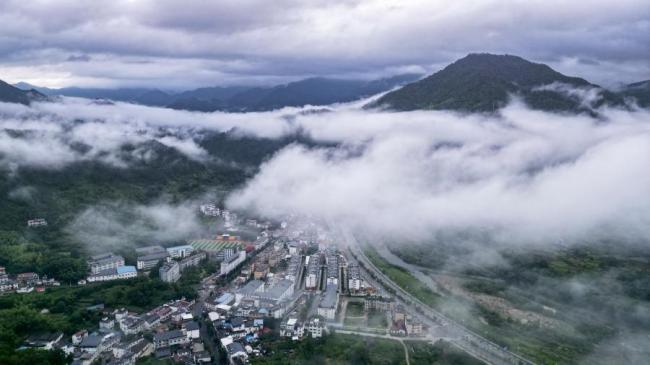 雨歇雾起 安徽岳西店前镇山水如画