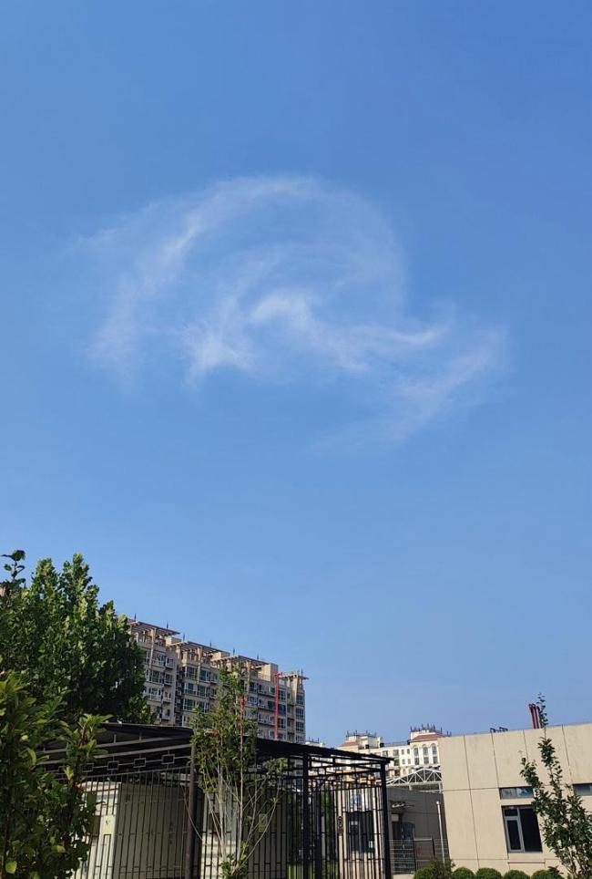 北京天空现神兽云 奇妙形状引人注目