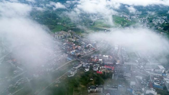 雨歇雾起 安徽岳西店前镇山水如画