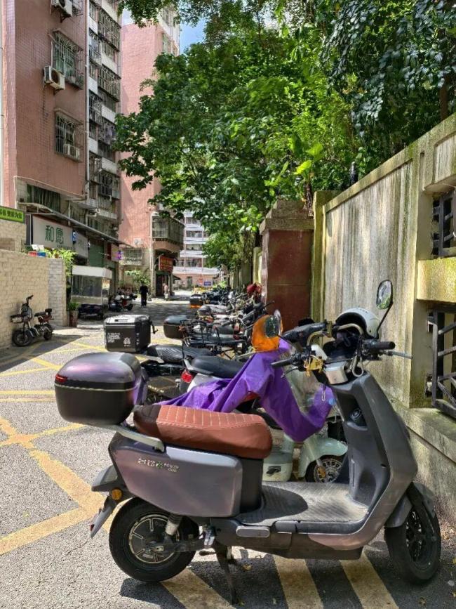 深圳一停车场改造引发电动车占道 居民出行受阻