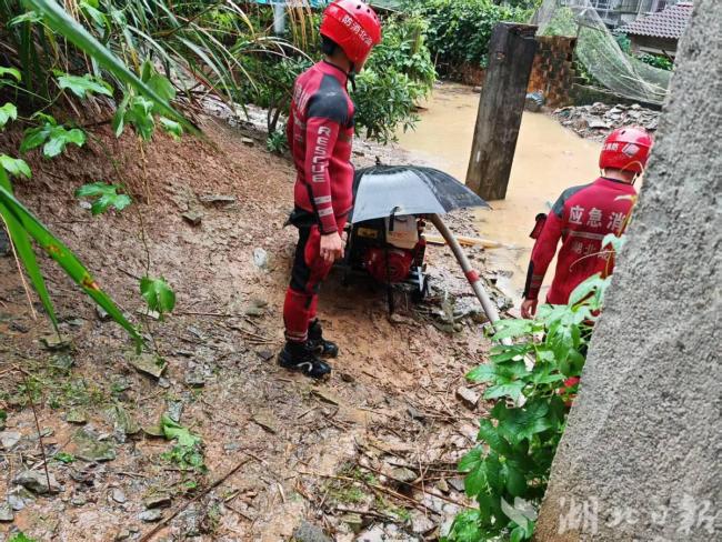 湖北咸宁强降雨 消防转移被困群众 全力应对新一轮暴雨