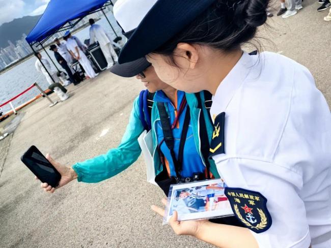 香港阿姨抢票3天,只为将一张照片送给海军女兵