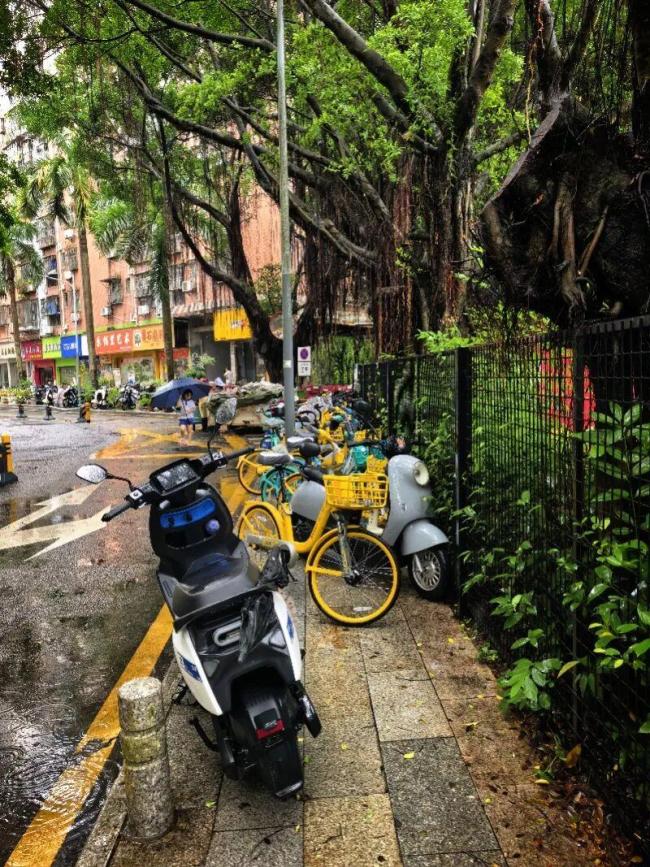 深圳一停车场改造引发电动车占道