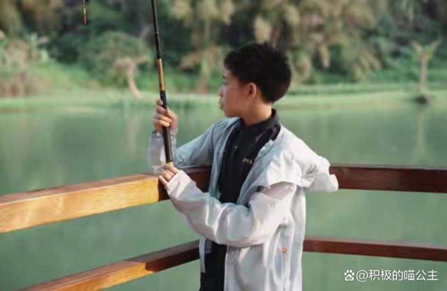霍启刚带儿子搭游艇出海 享受专属父子时光