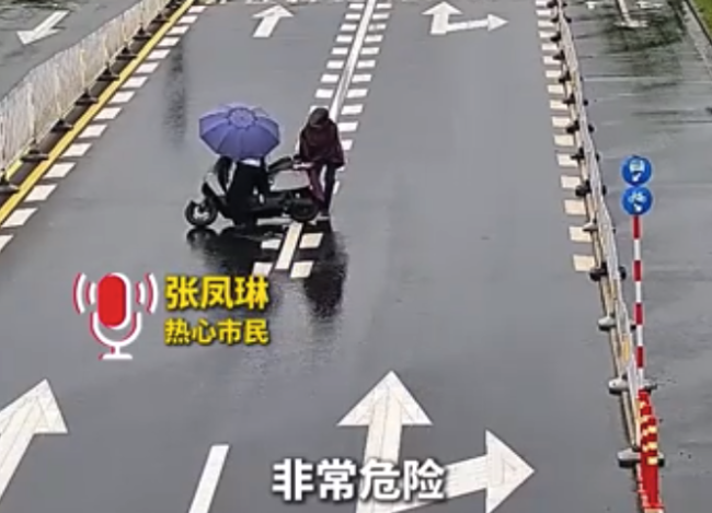 老人摔倒在马路中间 女子穿过车流背老人至安全地带