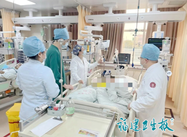 大爷养20多只鸡鸭 高烧一周进ICU