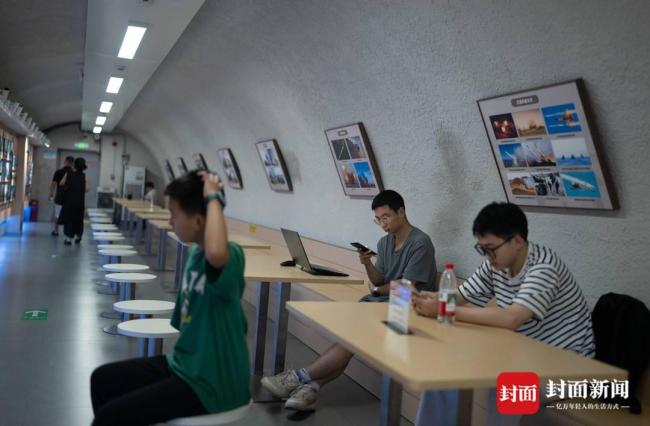 成都市民公园里享清凉 防空洞成避暑胜地
