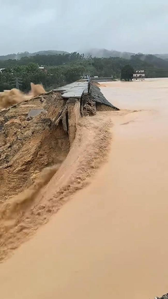 航拍广西六蓝水库下游村镇被淹