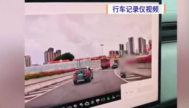 电动自行车载人侧翻遭碾压