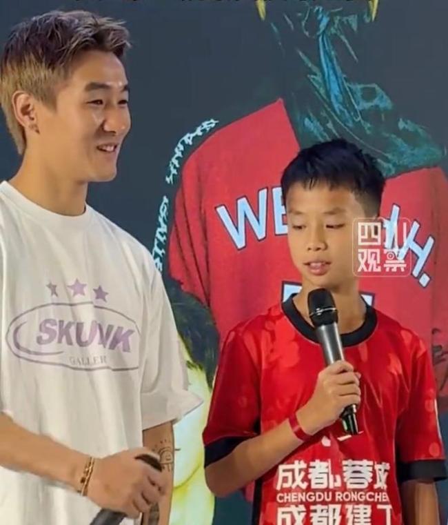 足球小将钟予哲如愿见到韦世豪