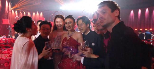 王宝强带女友现身婚宴，8年了，王宝强终于走出来了