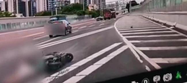 电动自行车载人侧翻遭碾压 事故引发广泛关注