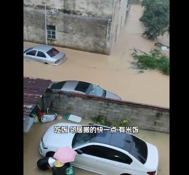 六蓝水库下游居民称积水淹到二楼 紧急救援进行中