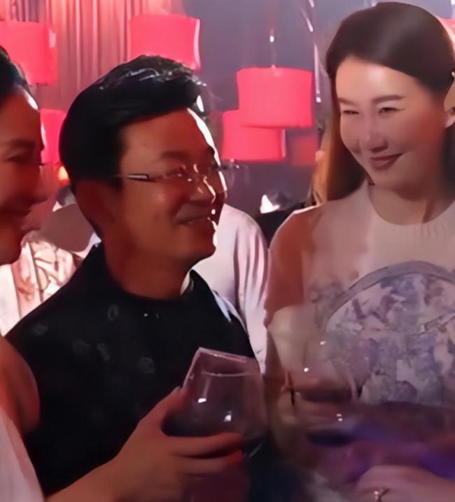 王宝强带女友现身婚宴，8年了，王宝强终于走出来了 低调恋情引关注