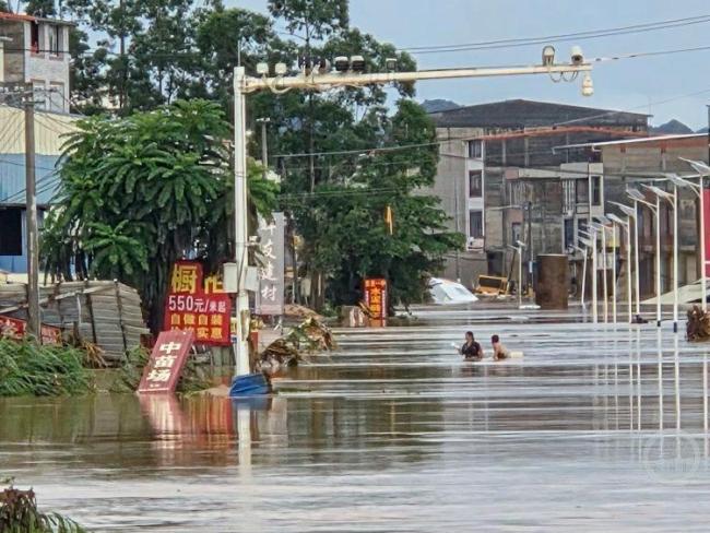 一所中学“孤岛”的48小时 生死瞬间教师互救