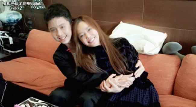 女子离婚7年后儿子千里寻母 七年隔阂一抱解