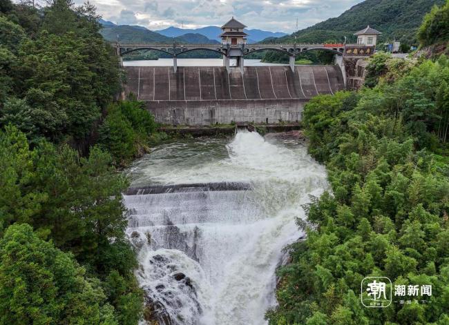 杭州两大水库备战台风开闸泄洪