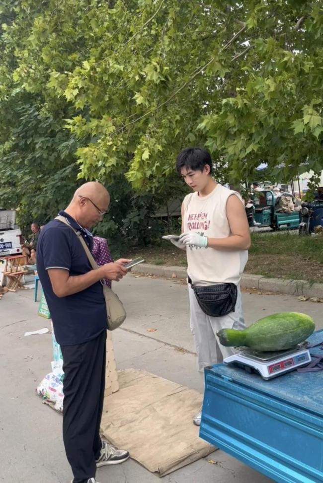 被AI抢了饭碗后，一个短剧“霸总”返乡卖菜 从演员到菜贩的转变