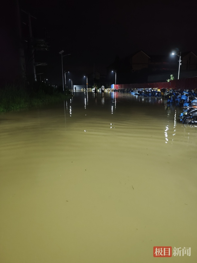 广西贵港上万名师生被困 内涝严重影响生活