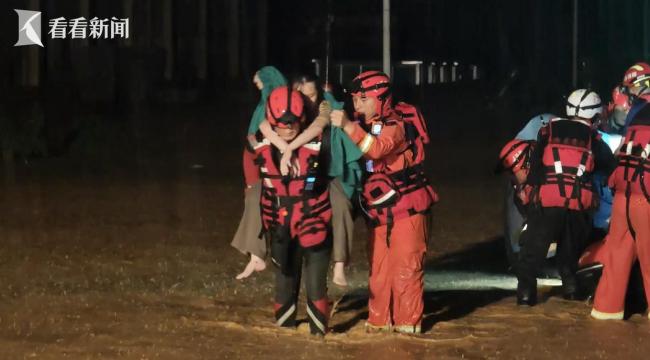 一家三口洪水中10小时狭缝求生获救 消防人员迎难而上