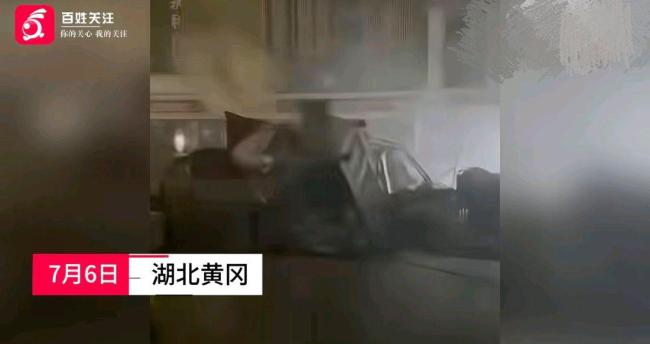 烧烤店主目睹丈夫员工被龙卷风吹飞 生死瞬间幸无大碍