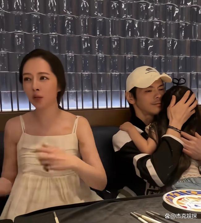 郭碧婷向佐儿子女儿近照