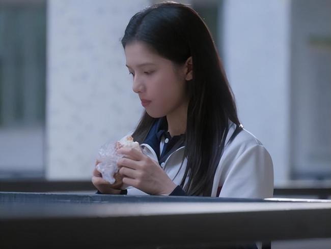 张婧仪演白富美穷学生都有说服力 剧情“装穷”引争议