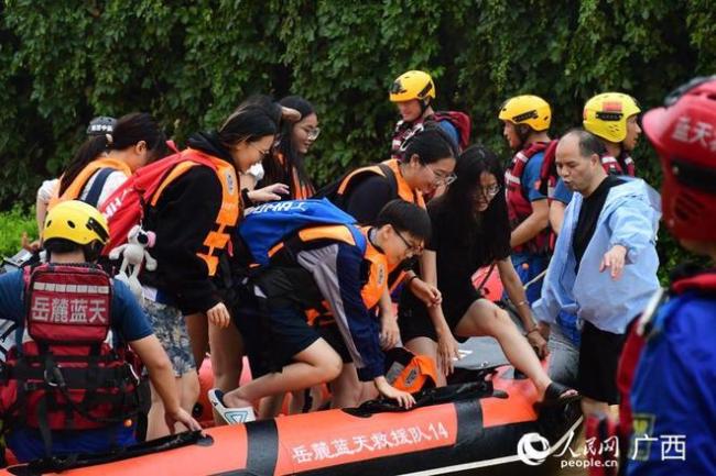 多支救援队带设备转移贵港被困学生 洪水中的接力救援