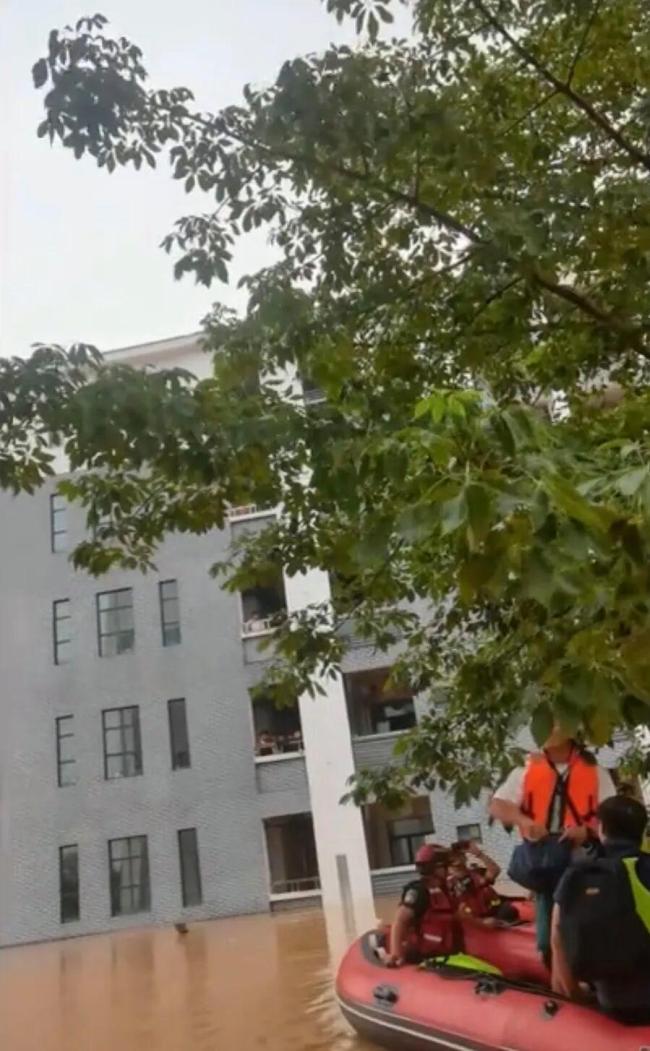 救援队自掏十来万买设备转移受困学生 两千余人已获救