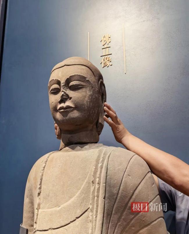 村民在养猪场旁挖出1400年前佛首 佛首与佛身完璧归赵