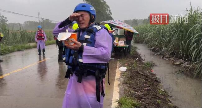 贵港救援人员席地而坐 冒雨吃饭