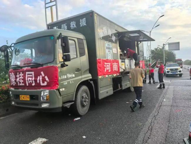 河南救援队“移动厨房”开到抗洪一线