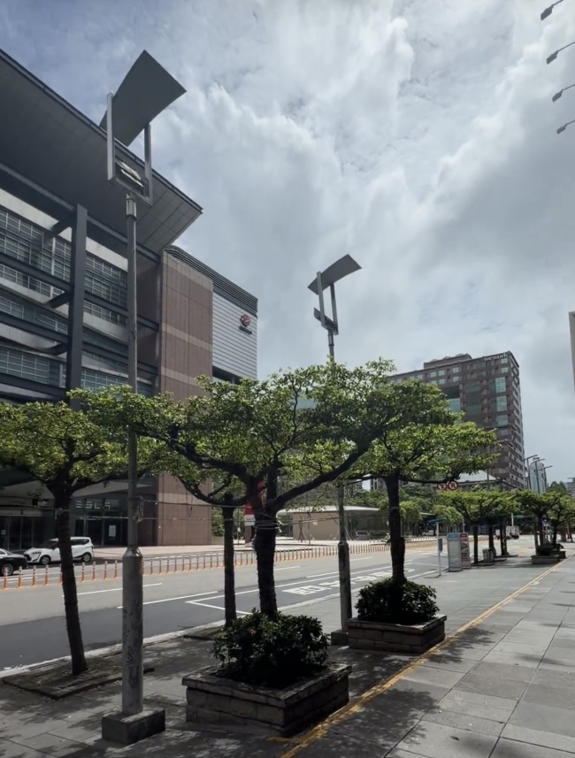 台风“巴威”逼近台湾 居民发声 多地停班停课待风雨