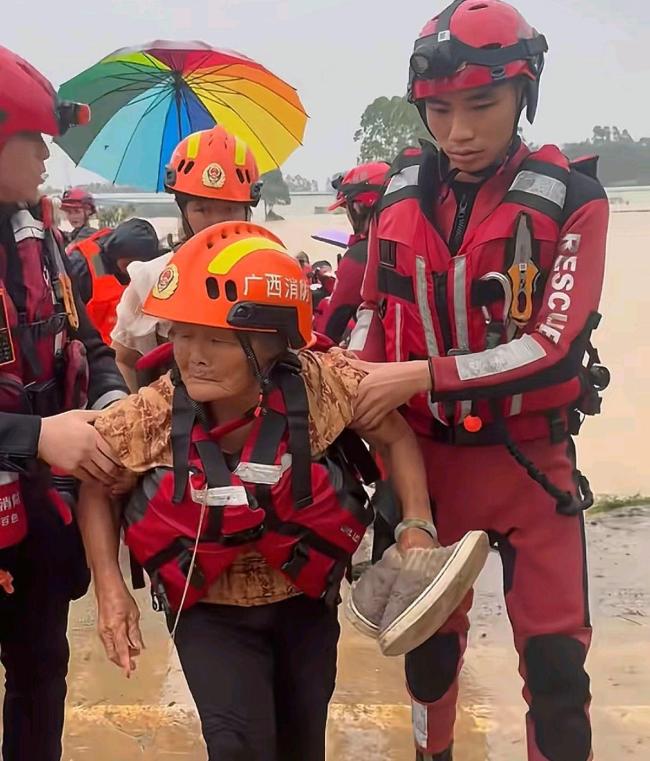 广西抗洪前线的10个感人瞬间 风雨中的温暖守护