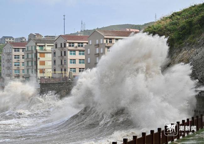 浙江温岭金沙滩掀起数层楼高巨浪