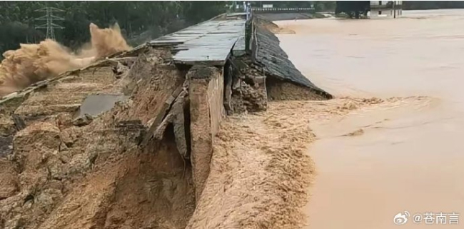 六蓝水库上游多地滑坡山洪